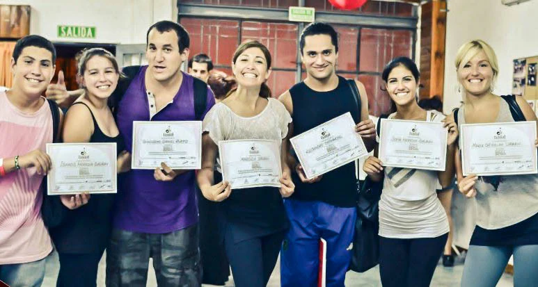 Egresados de BAILA con sus certificados