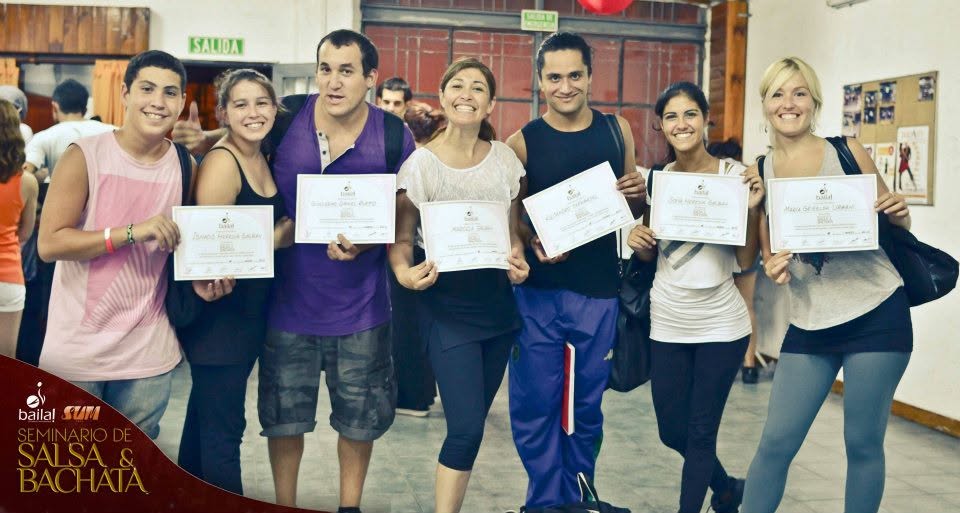 Egresados de BAILA con sus certificados